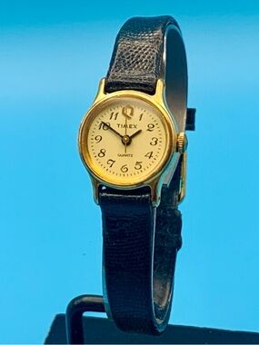 TIMEX Q Women’s Vintage Pre-1985 Quartz Wristwatch Leather Strap Works New Batt
